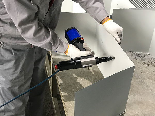 奧特冷機(jī)使用SN-875拉帽槍應(yīng)用現(xiàn)場