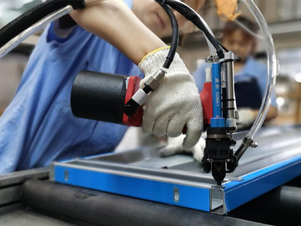 持信鈑金員工使用速耐自動(dòng)拉釘機(jī)