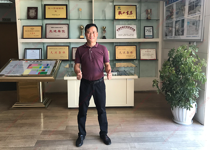 臺(tái)灣速耐萬(wàn)里揚(yáng)榮譽(yù)證書前留念