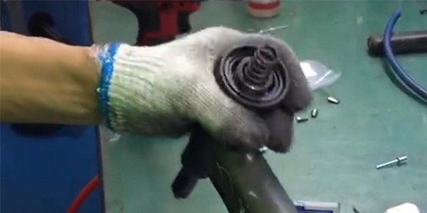 氣動(dòng)鉚釘槍怎么清理鐵屑