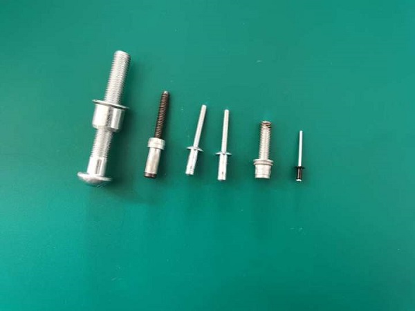 不同型號(hào)鉚釘