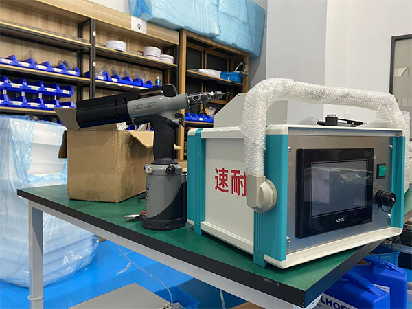 監(jiān)控拉鉚機器