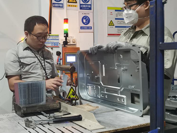 海恩電氣采購速耐工業(yè)級(jí)的氣動(dòng)鉚釘槍